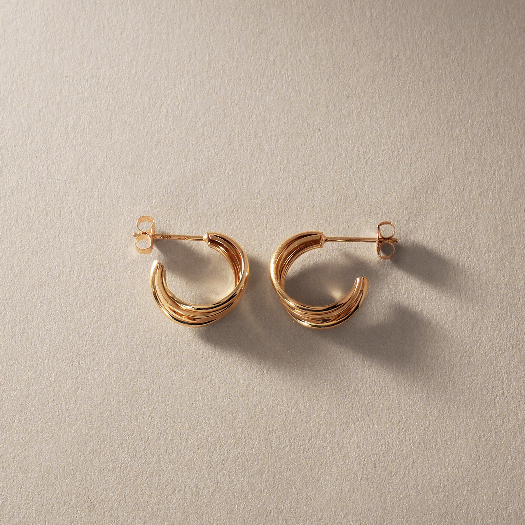 COCOSHNIK「K10甲丸トリプルツイストフープ スタッドピアス小」|ピアス|