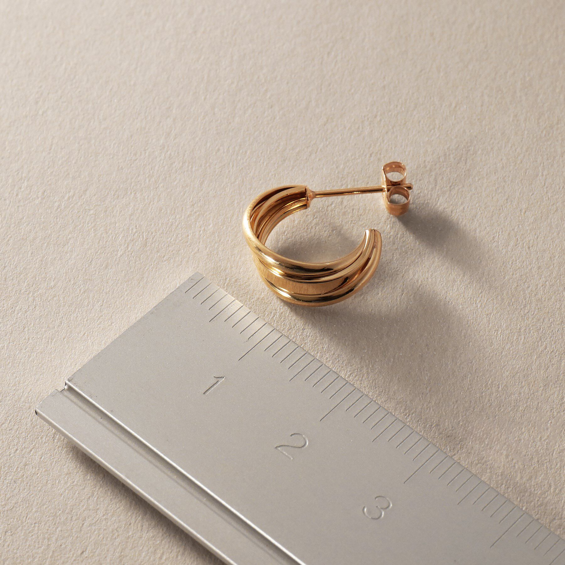 COCOSHNIK「K10甲丸トリプルツイストフープ スタッドピアス小」|ピアス|