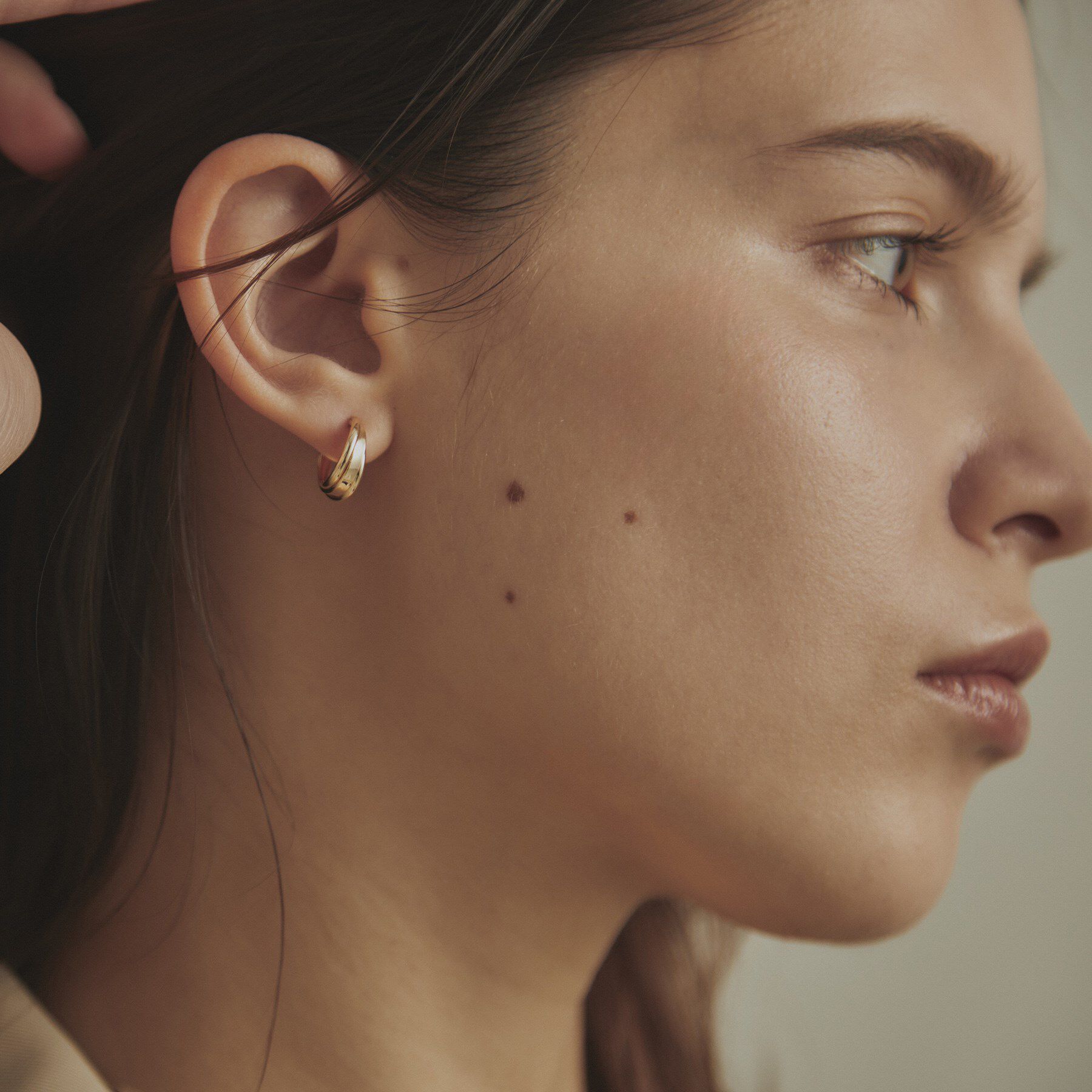 COCOSHNIK「K10甲丸トリプルツイストフープ スタッドピアス小」|ピアス|