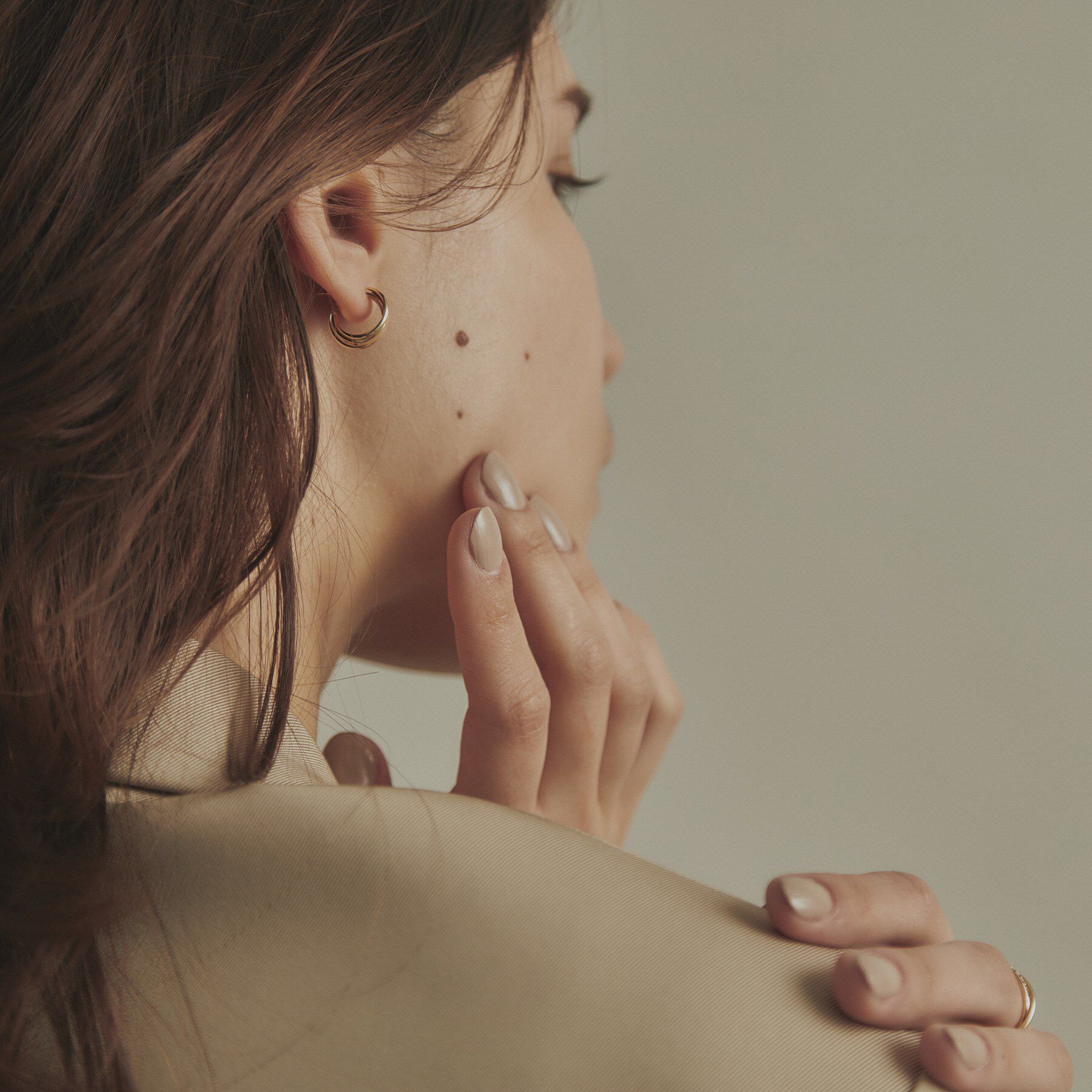 COCOSHNIK「K10甲丸トリプルツイストフープ スタッドピアス小」|ピアス|