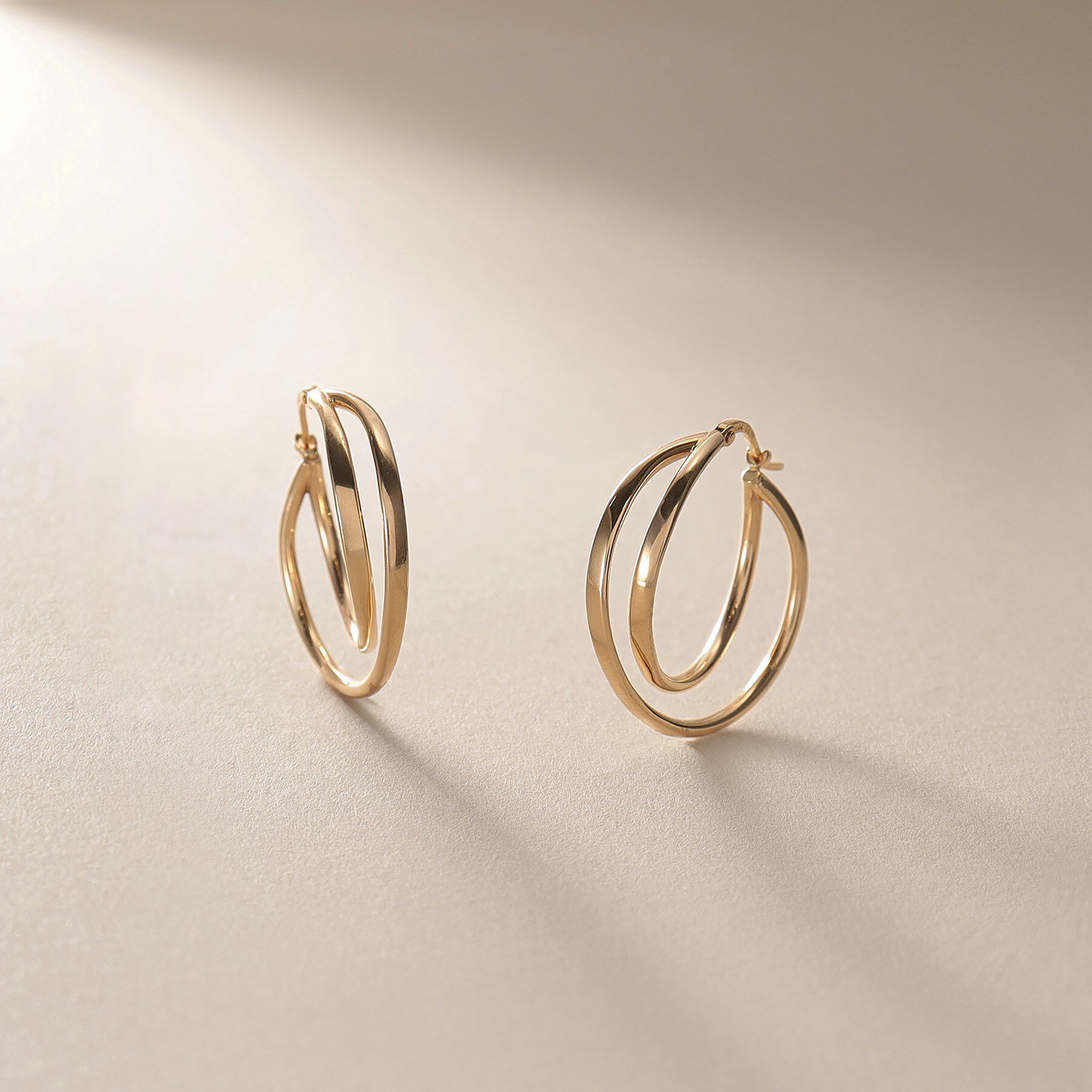 COCOSHNIK「K10中空クロスダブル フープピアス」|ピアス|イエローゴールド(1