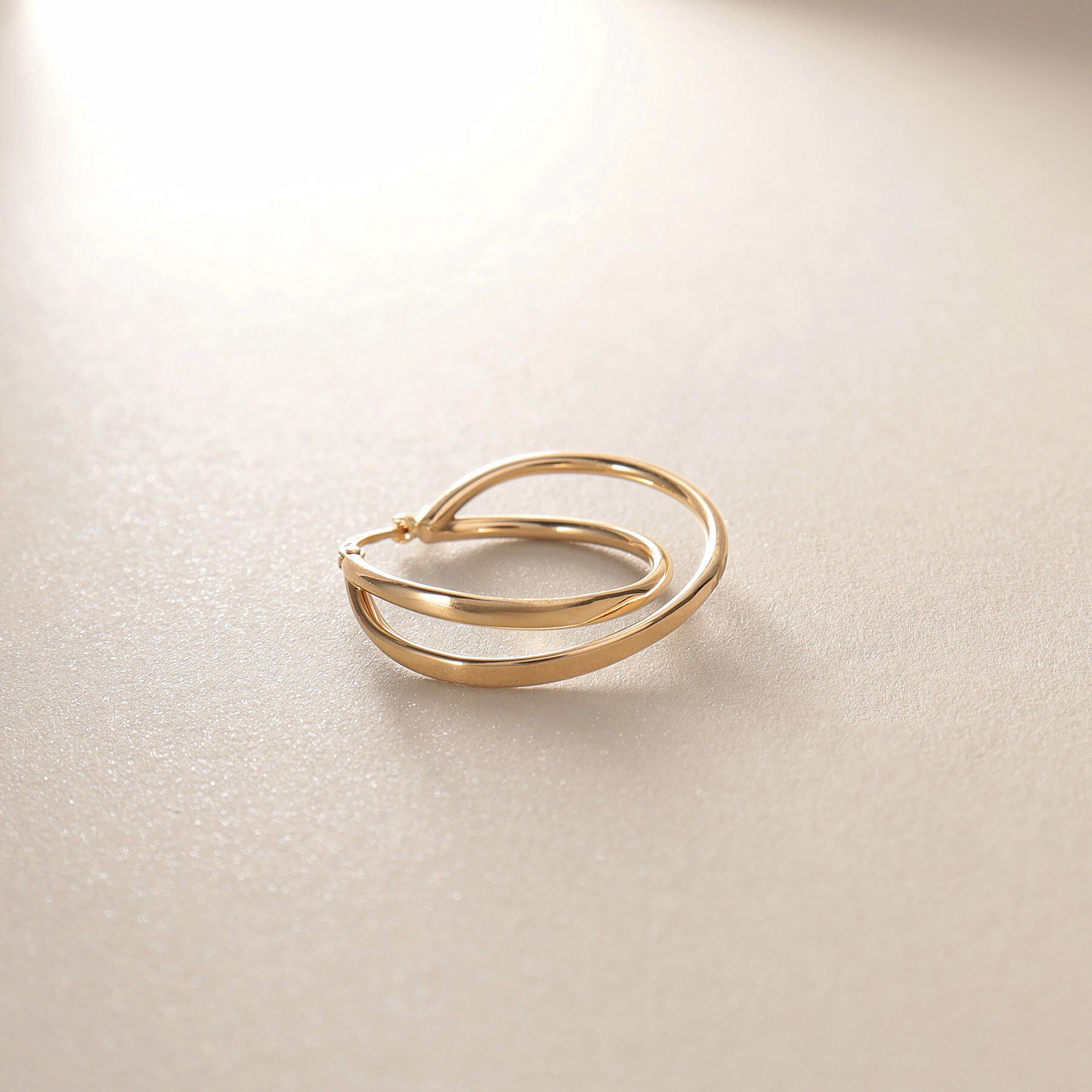 COCOSHNIK「K10中空クロスダブル フープピアス」|ピアス|