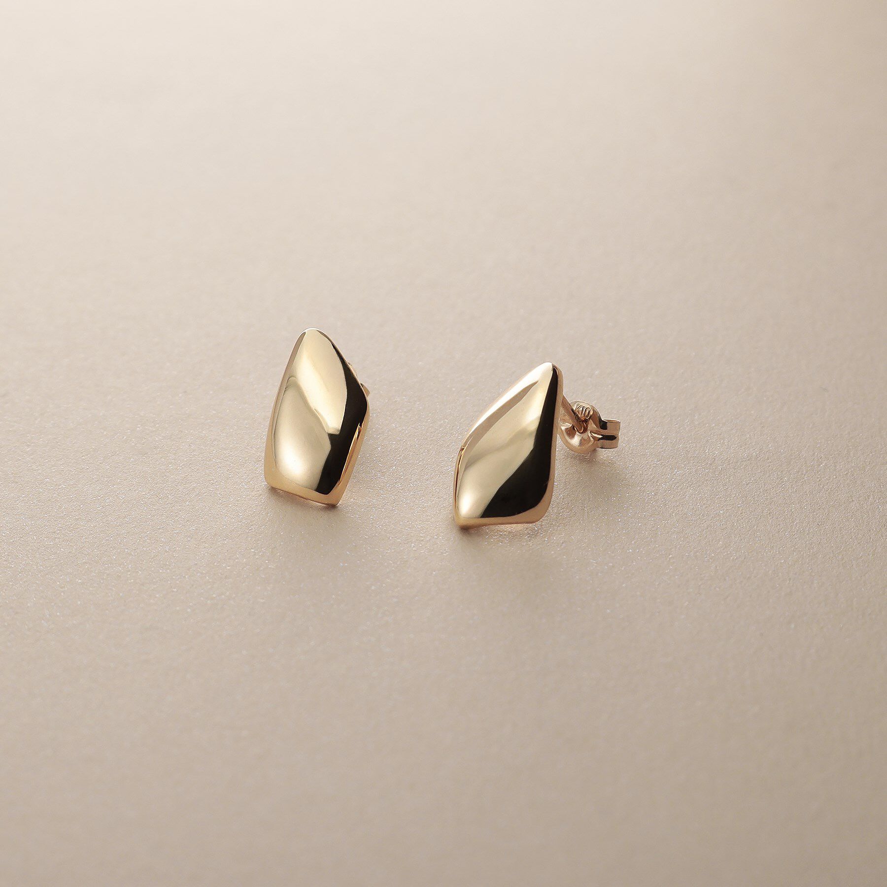 COCOSHNIK「K10甲丸ラップ スタッズピアス」|ピアス|イエローゴールド(1