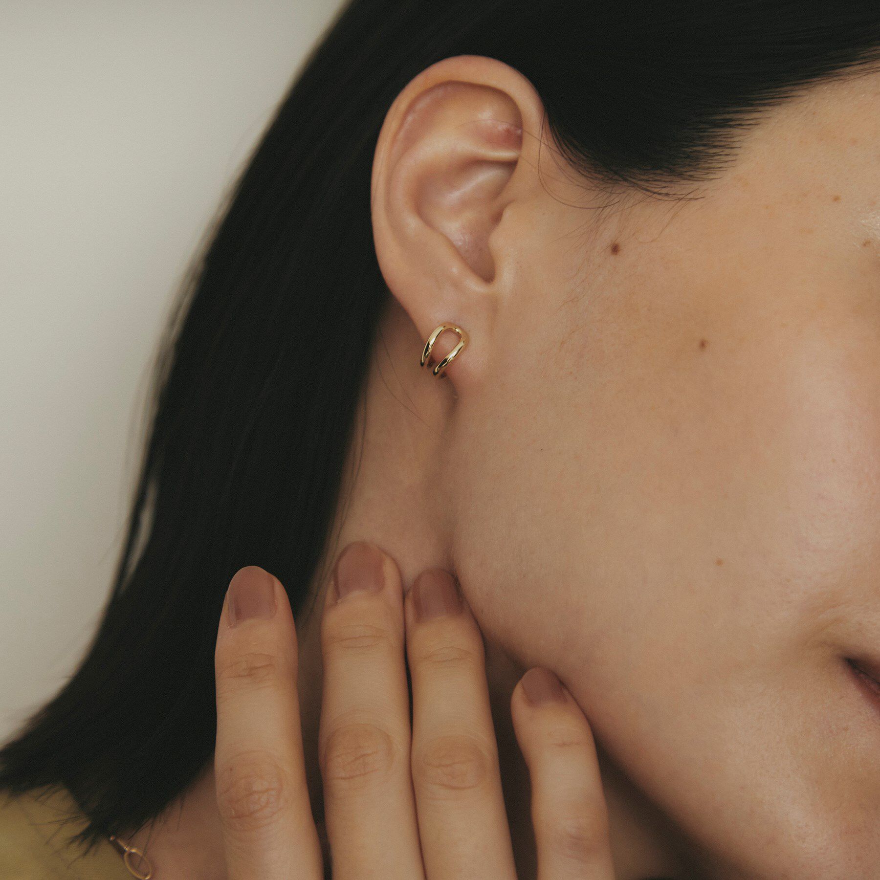 COCOSHNIK「K10ニュアンスループ スタッドピアス」|ピアス|