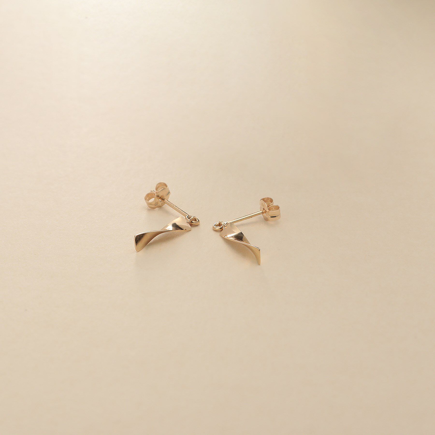 COCOSHNIK ONKITSCH「K10トワーリープレートピアス」|ピアス|イエローゴールド(1