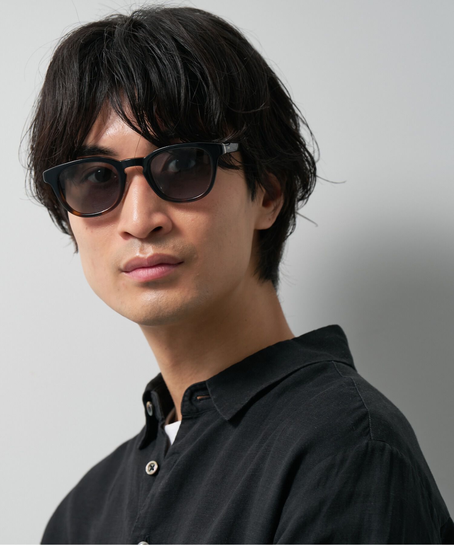  「ウェリントン型 調光サングラス 折りたたみ式｜レンズの色が変わるサングラス UNITED ARROWS Wellness」|サングラス|