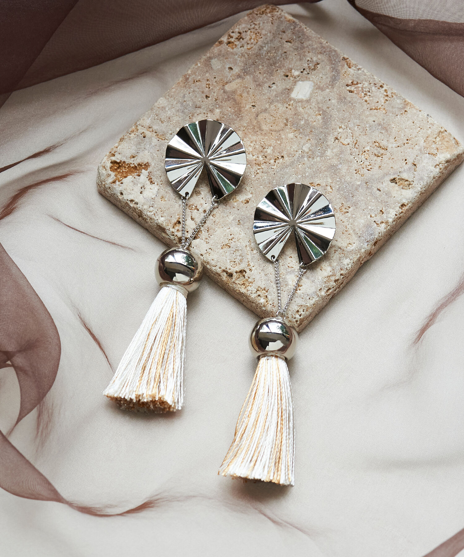 Phoebe+「【amplis】lotus tasselピアス　シルバー&times;ベージュ」|ピアス|ベージュ