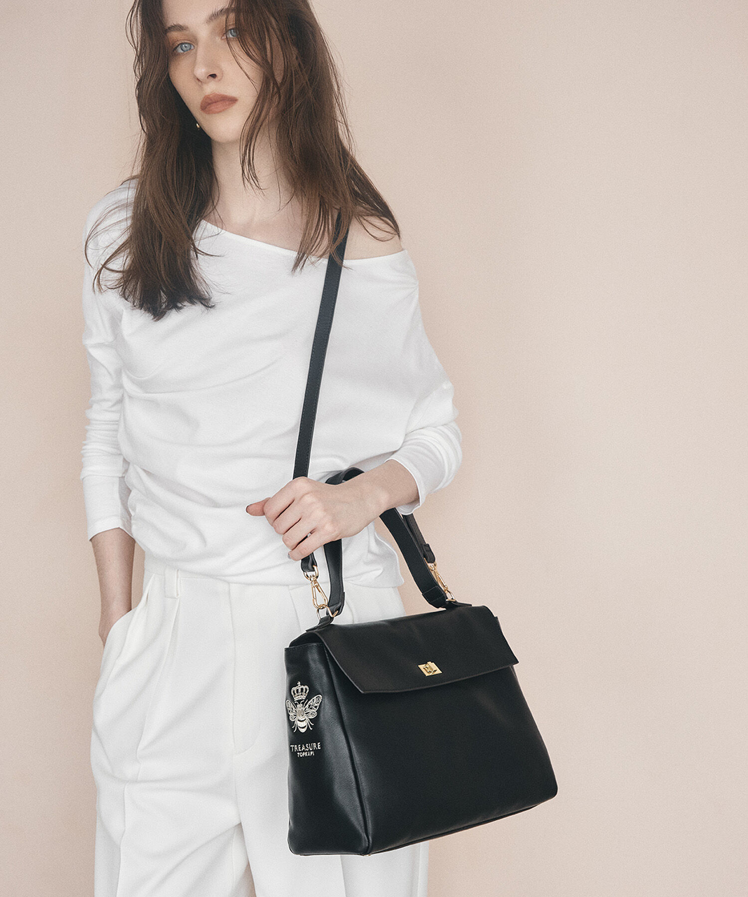 TOPKAPI TREASURE「【TREASURE TOPKAPI】スムースレザー ハチ 刺しゅう ショルダーバッグ」|ショルダー・メッセンジャー|ブラック