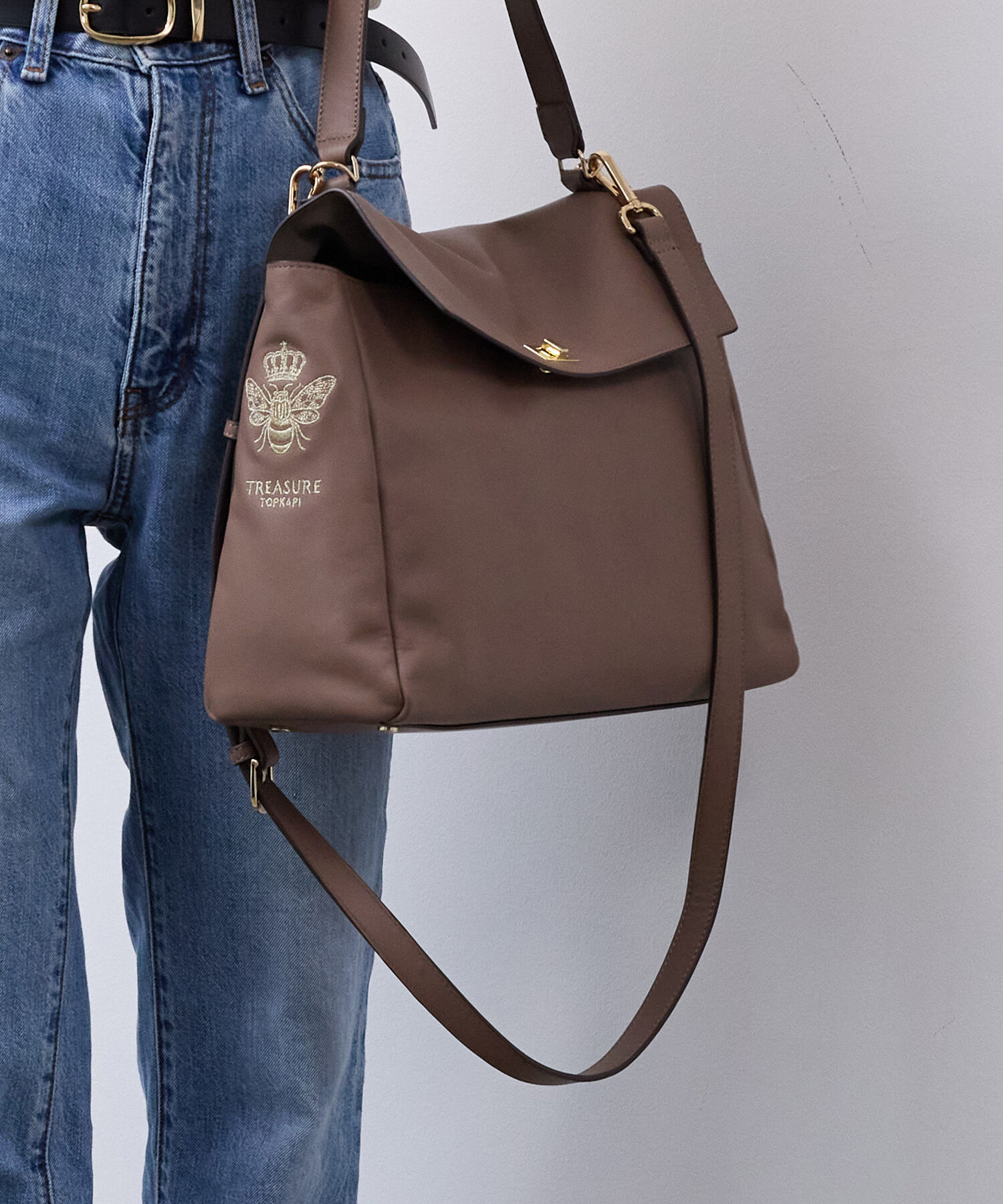 TOPKAPI TREASURE「【TREASURE TOPKAPI】スムースレザー ハチ 刺しゅう ショルダーバッグ」|ショルダー・メッセンジャー|グレージュ