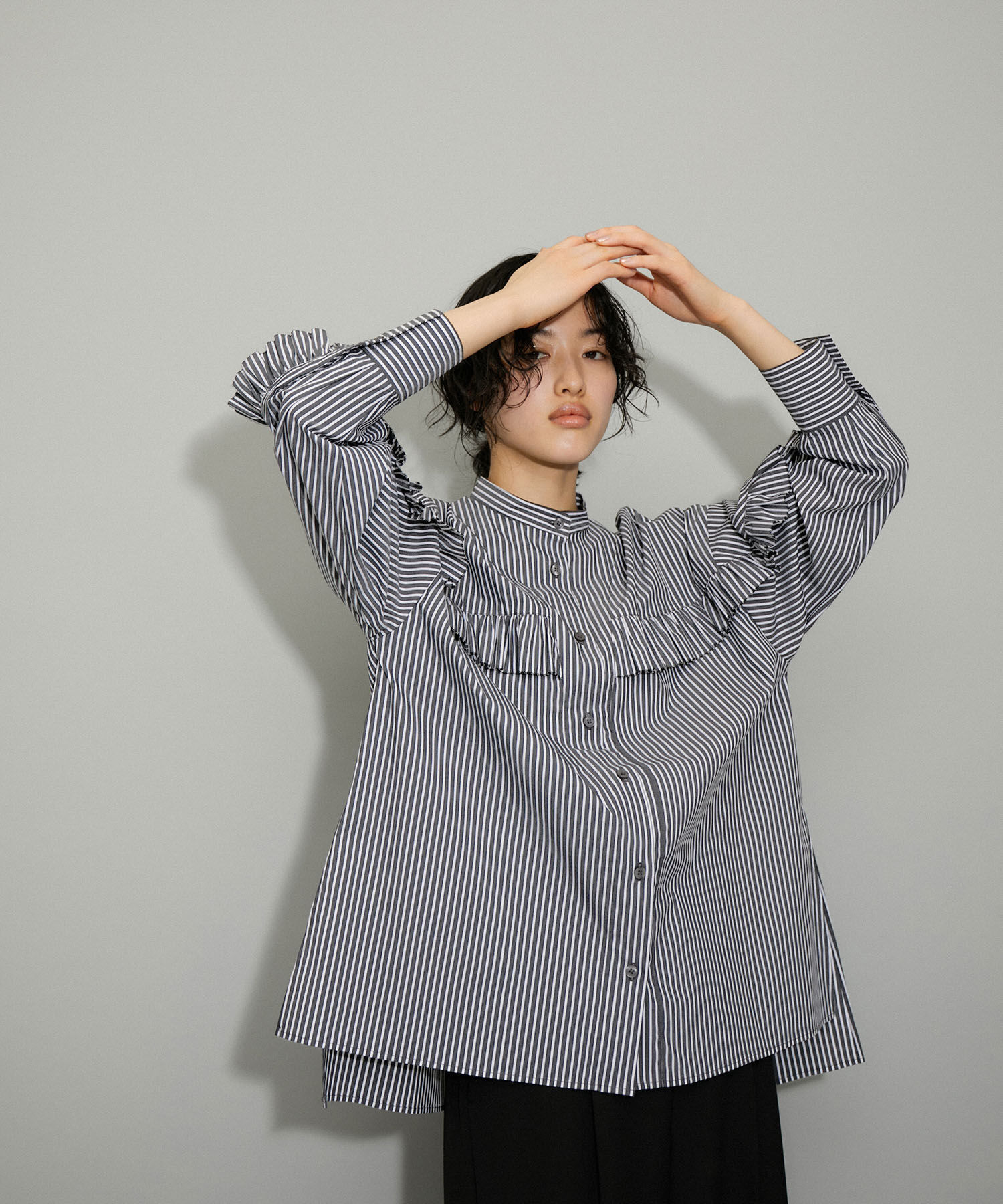 ADAM ET ROPE'「【WEB限定】フリルスタンドカラーブラウス」|シャツ・ブラウス|ブラック系(02)