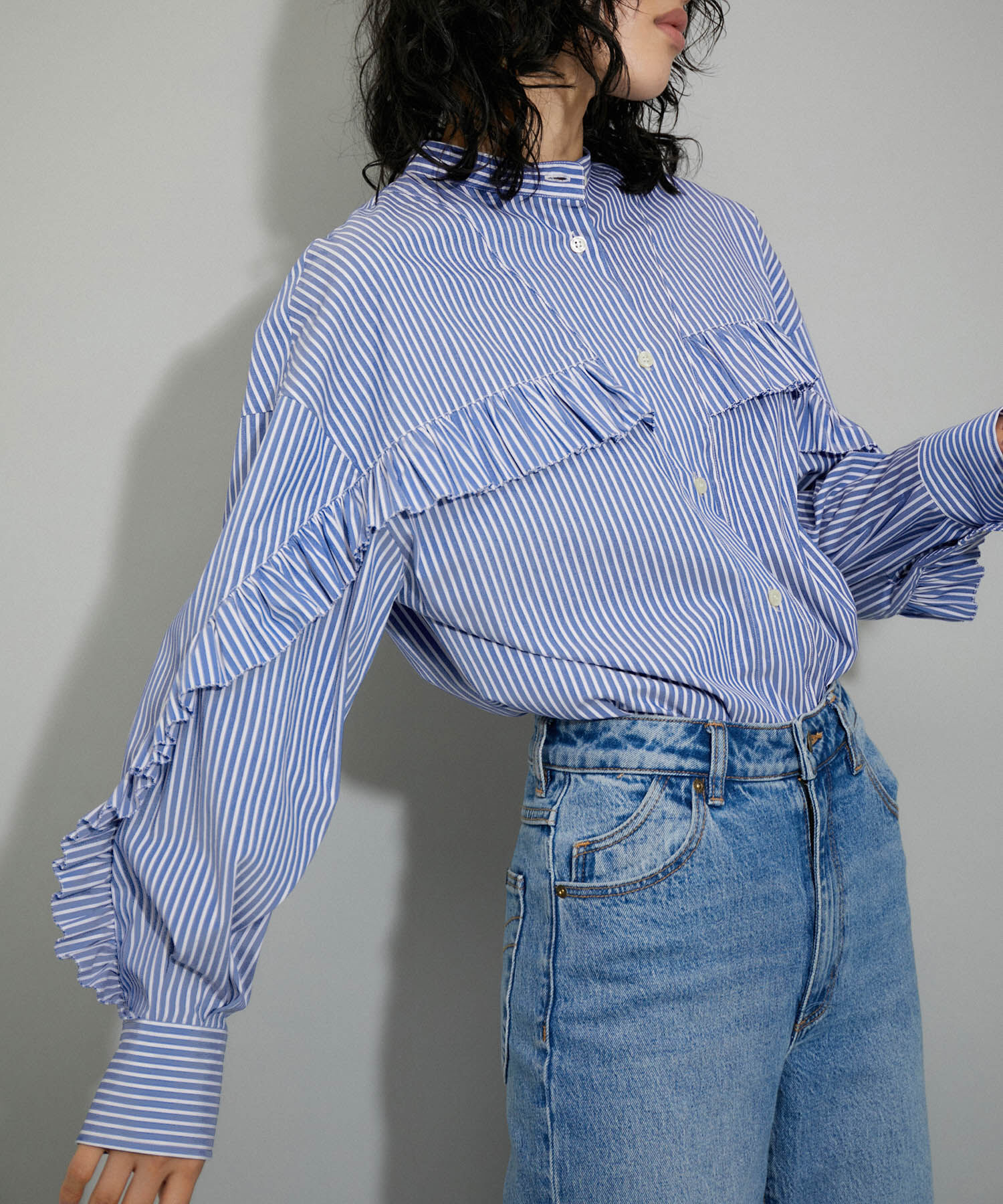 ADAM ET ROPE'「【WEB限定】フリルスタンドカラーブラウス」|シャツ・ブラウス|ブルー系(45)