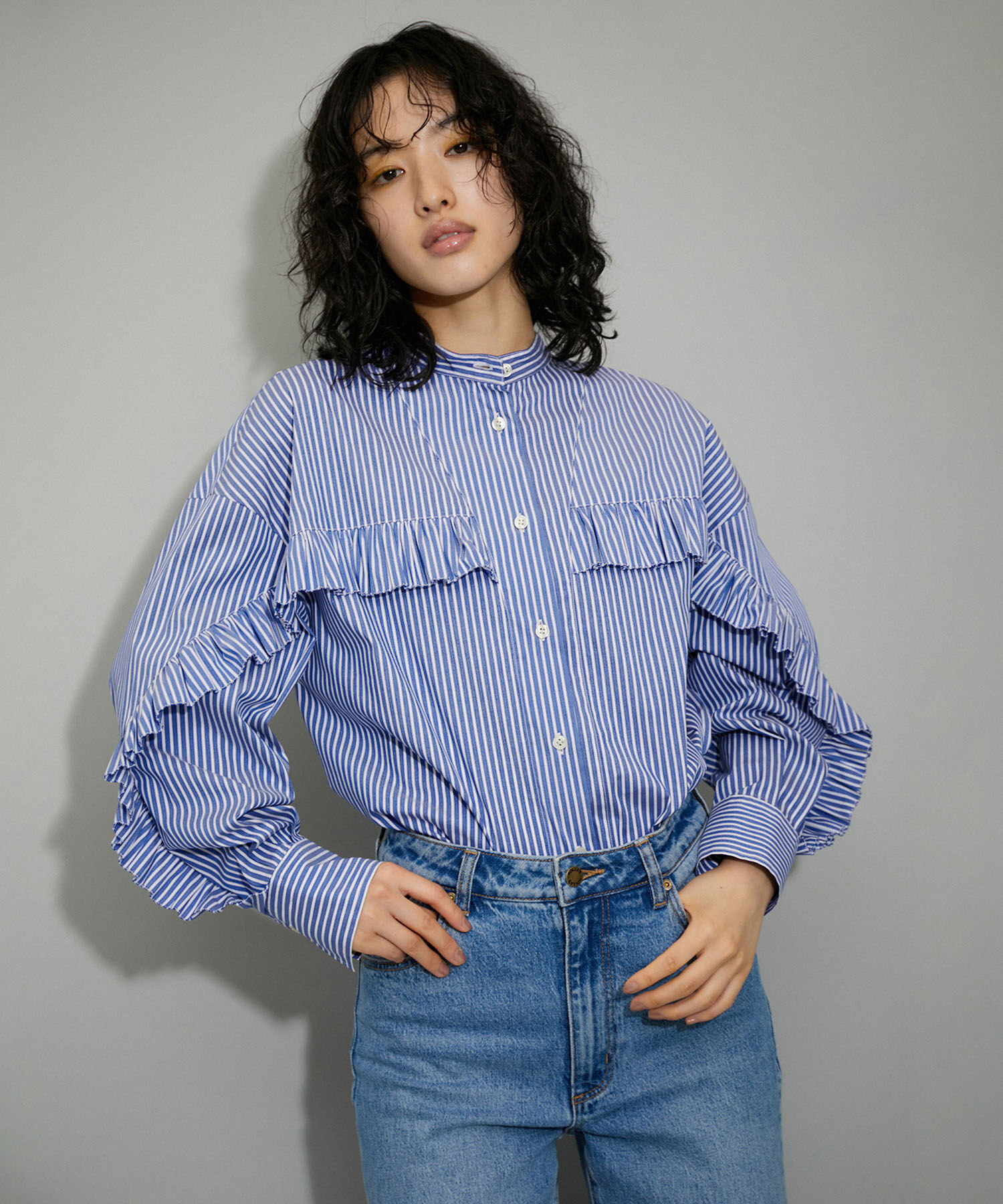 ADAM ET ROPE'「【WEB限定】フリルスタンドカラーブラウス」|シャツ・ブラウス|