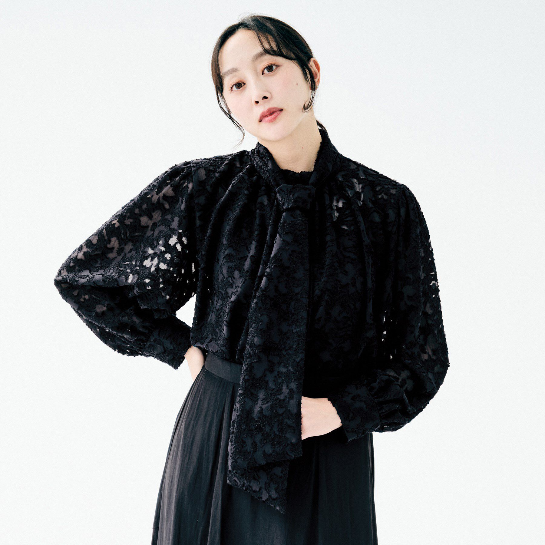 UNTITLED「【セレモニー/洗える/シアー】カットジャカード ボウタイブラウス」|シャツ・ブラウス|