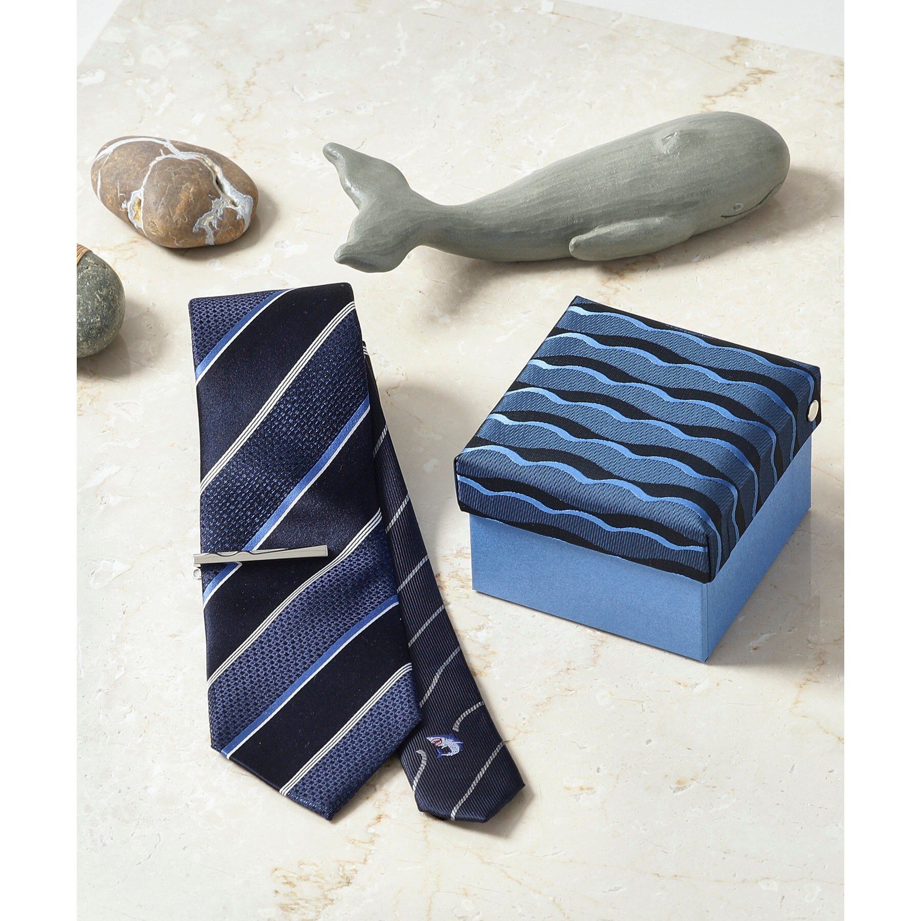 TAKEO KIKUCHI「【BOXセット】Sea Creatures ネクタイ＆タイバー」|ネクタイ・蝶ネクタイ|ネイビーストライプ・