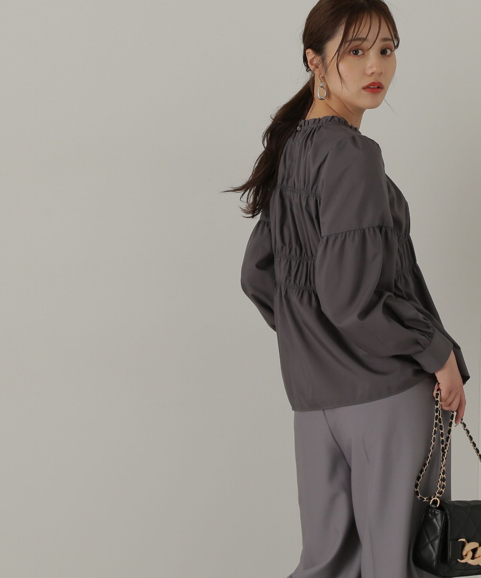 PROPORTION BODY DRESSING「シャーリングチュニックブラウス24AW」|シャツ・ブラウス|チャコール2