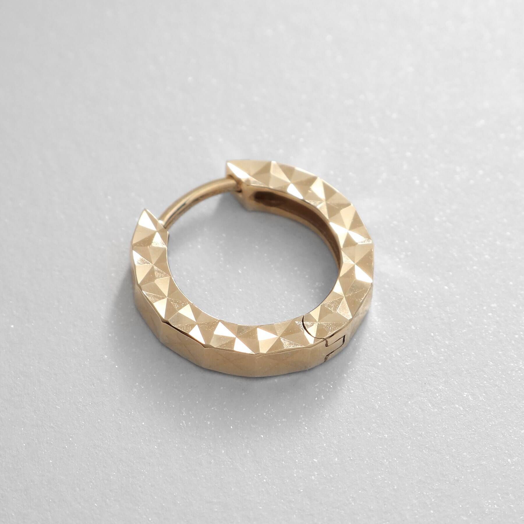 COCOSHNIK「K10ミラーカット中折れ フープピアス」|ピアス|