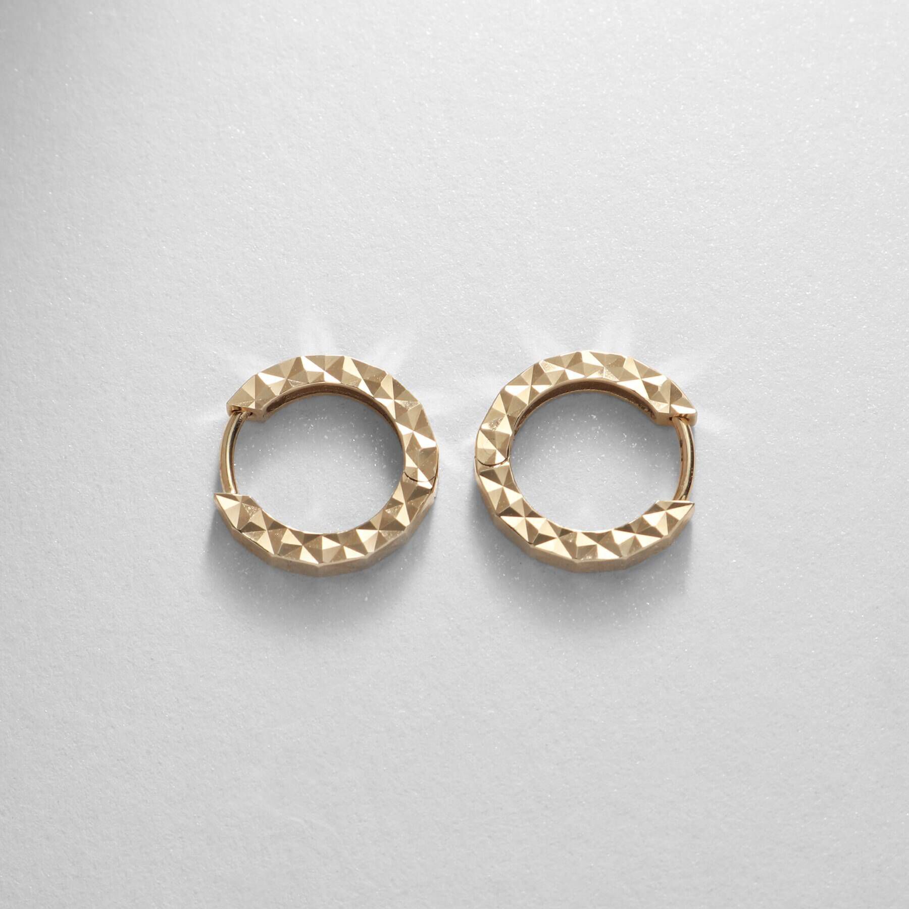 COCOSHNIK「K10ミラーカット中折れ フープピアス」|ピアス|