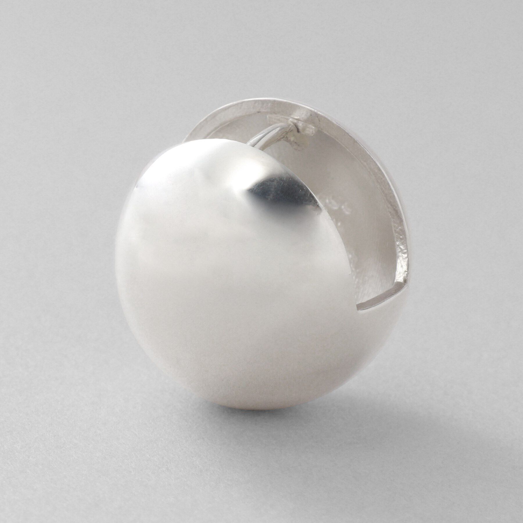 COCOSHNIK ONKITSCH「シルバー ハギーピアス ボールL」|ピアス|