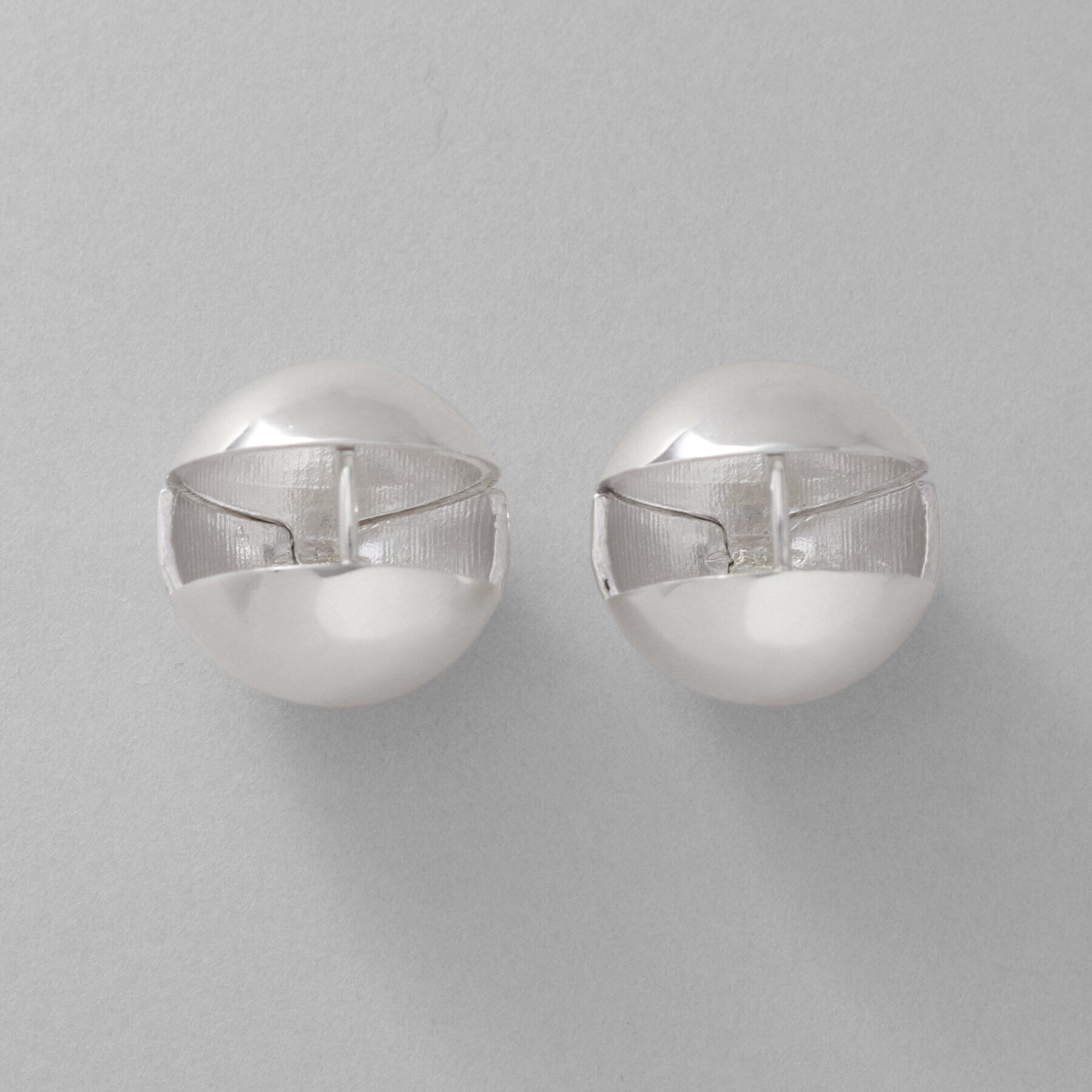 COCOSHNIK ONKITSCH「シルバー ハギーピアス ボールL」|ピアス|