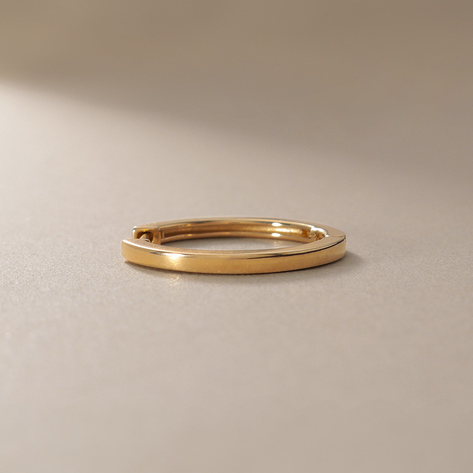 COCOSHNIK「K18平打ちフープ ワンタッチピアス」|ピアス|