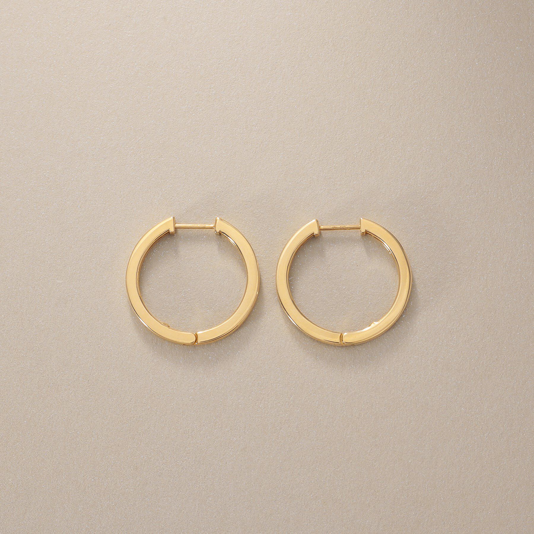 COCOSHNIK「K18平打ちフープ ワンタッチピアス」|ピアス|