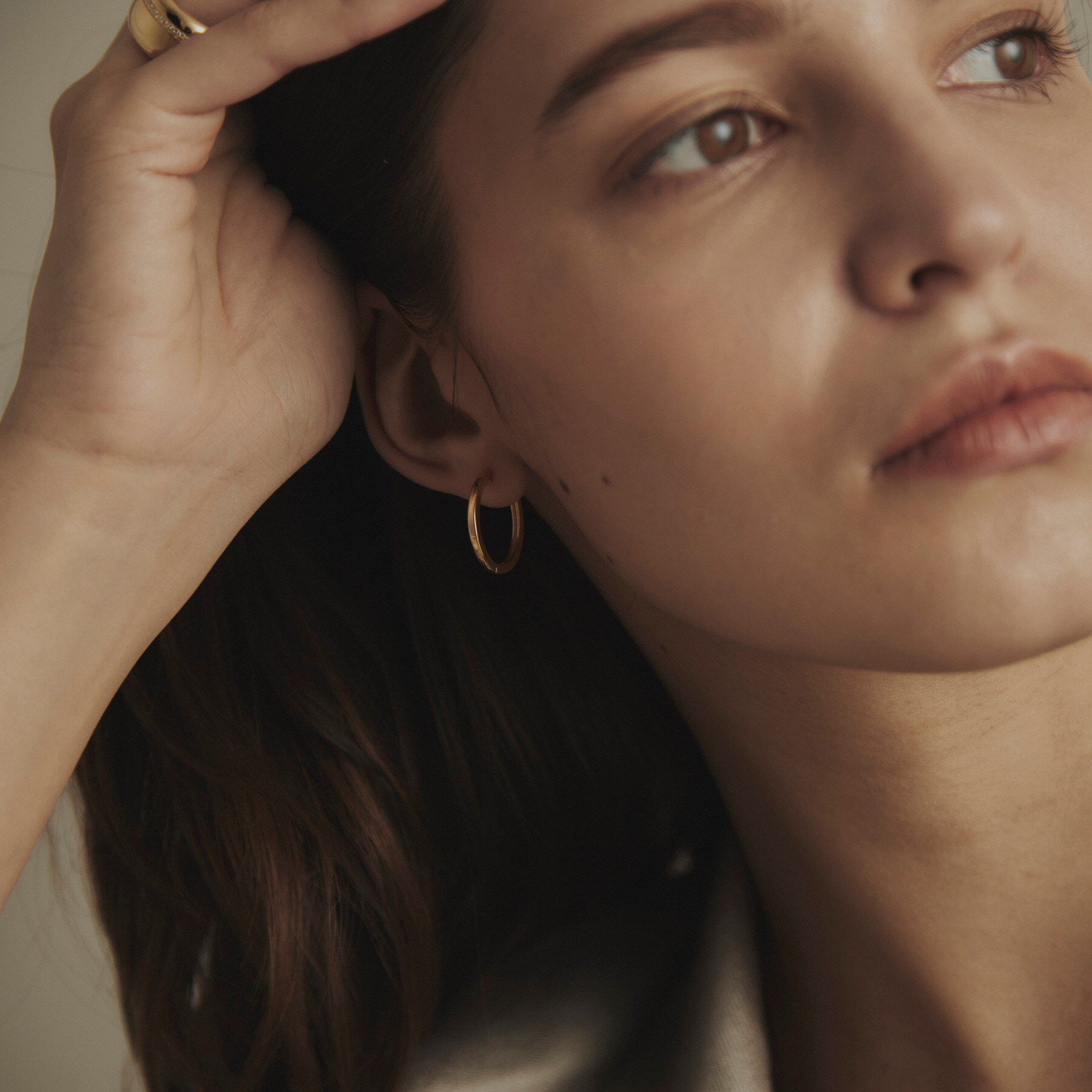 COCOSHNIK「K18平打ちフープ ワンタッチピアス」|ピアス|