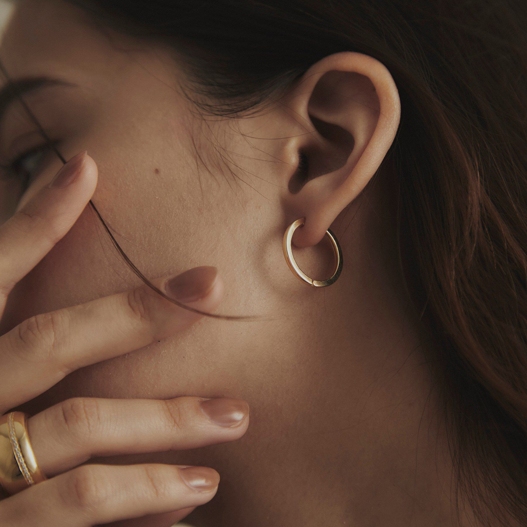 COCOSHNIK「K18平打ちフープ ワンタッチピアス」|ピアス|