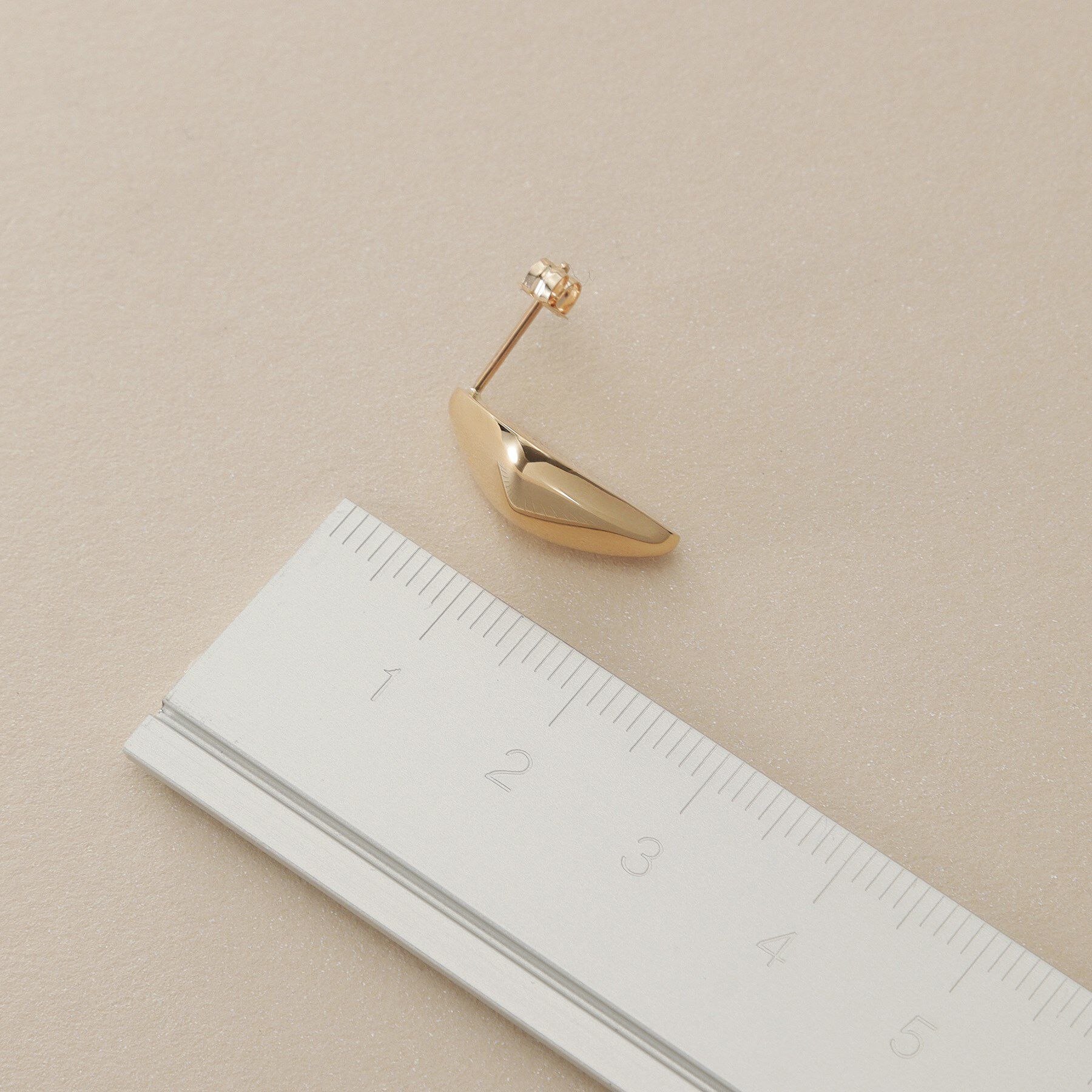 COCOSHNIK「K10中空トライアングルピラミッド スタッドピアス」|ピアス|