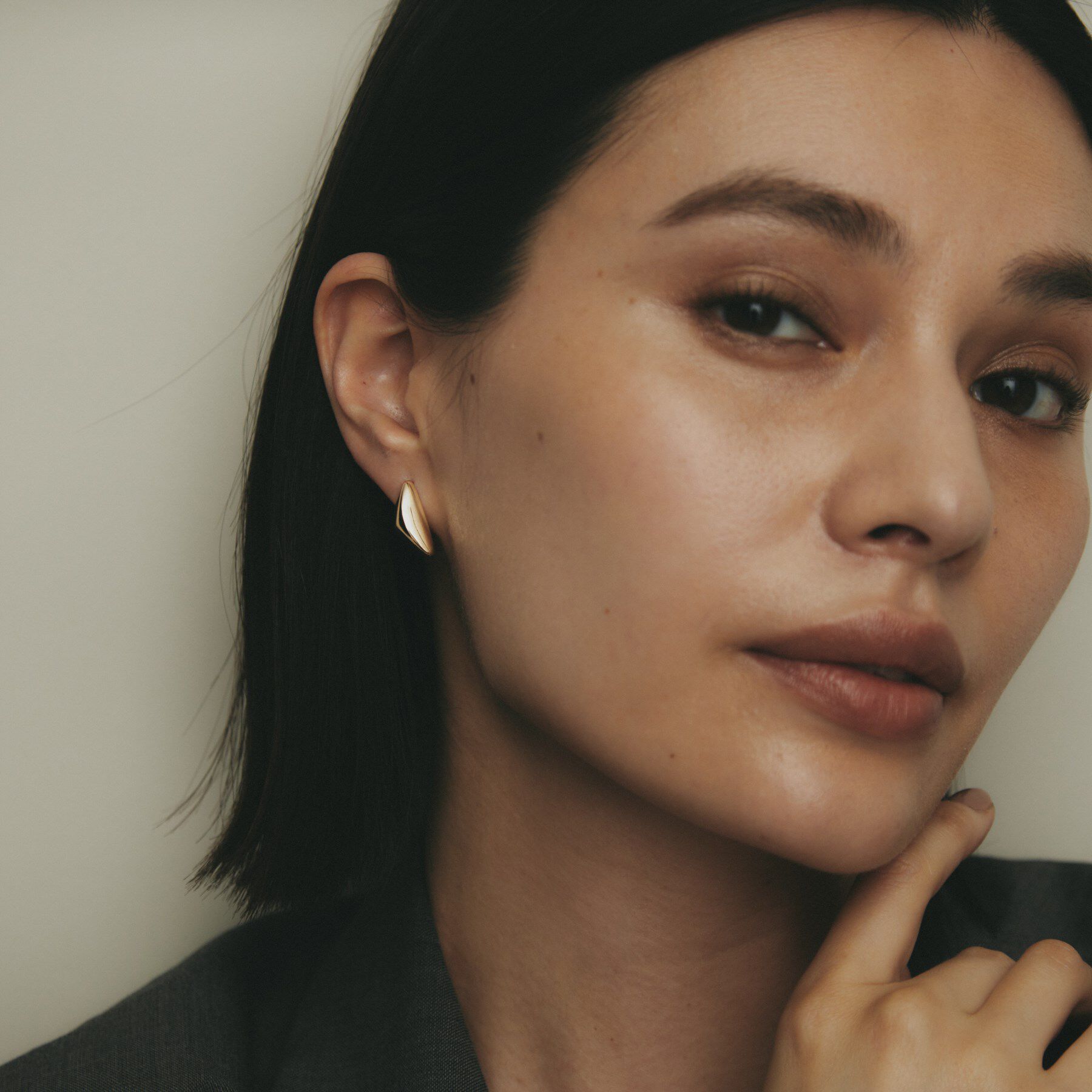 COCOSHNIK「K10中空トライアングルピラミッド スタッドピアス」|ピアス|