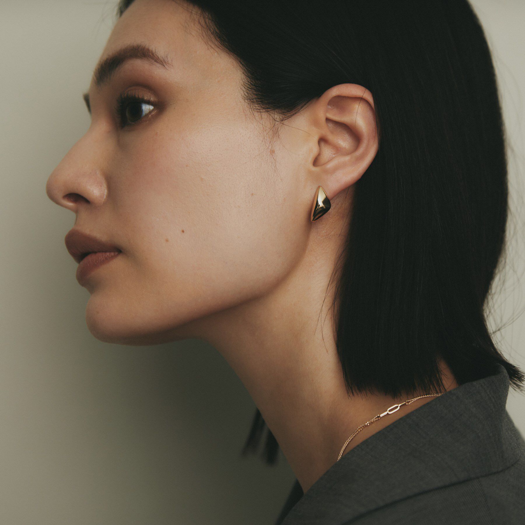 COCOSHNIK「K10中空トライアングルピラミッド スタッドピアス」|ピアス|