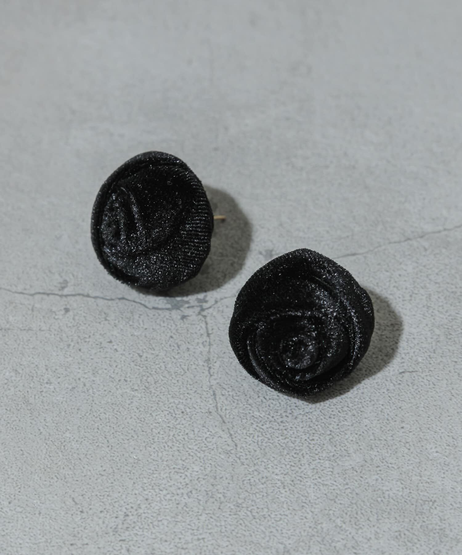 SMELLY「ベロアローズピアス」|ピアス|ブラック