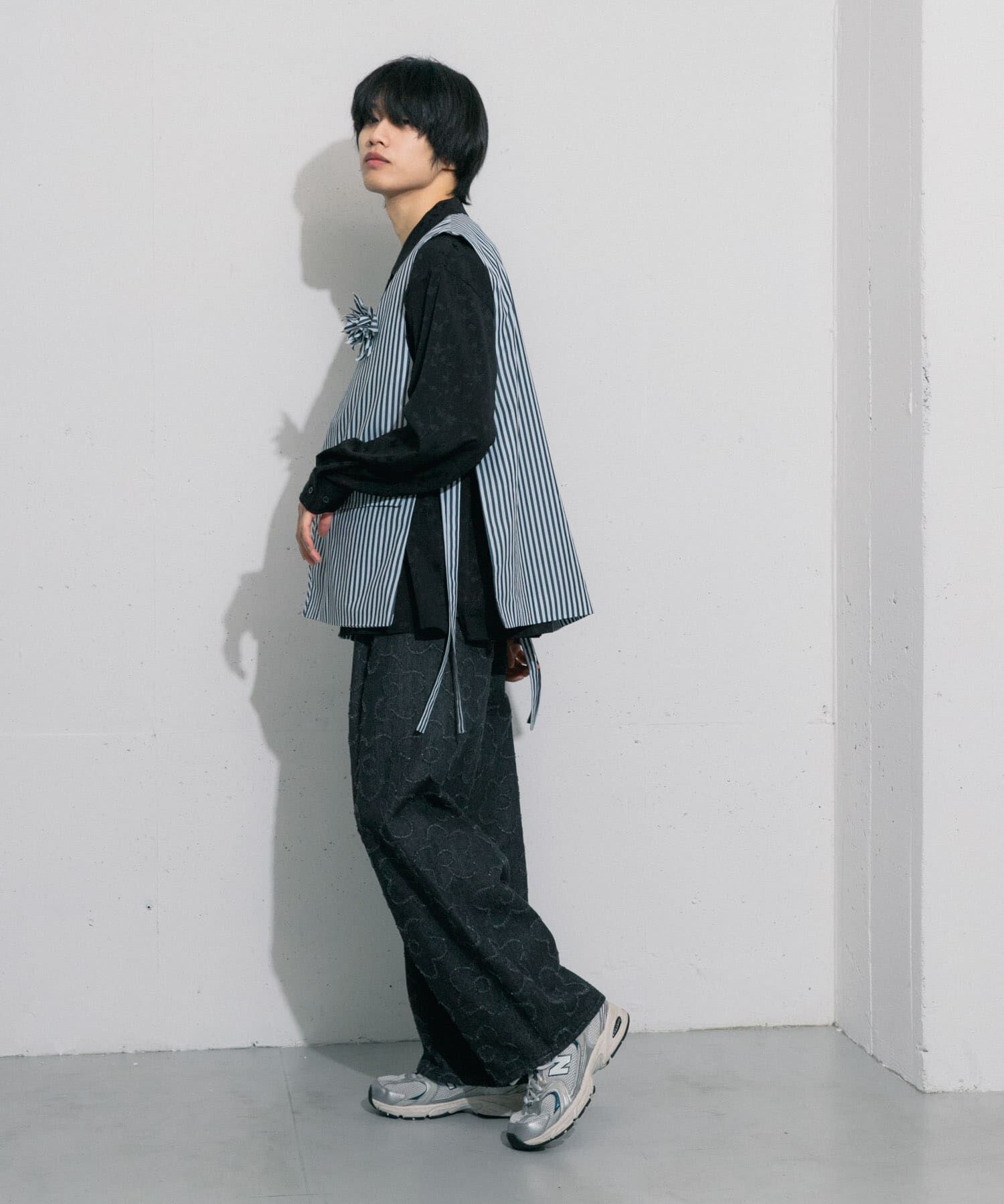 SENSE OF PLACE by URBAN RESEARCH「hxcyyd &times; SOP　ストライプフラワーコサージュシャツベスト(UNISEX)」|ベスト・ジレ|
