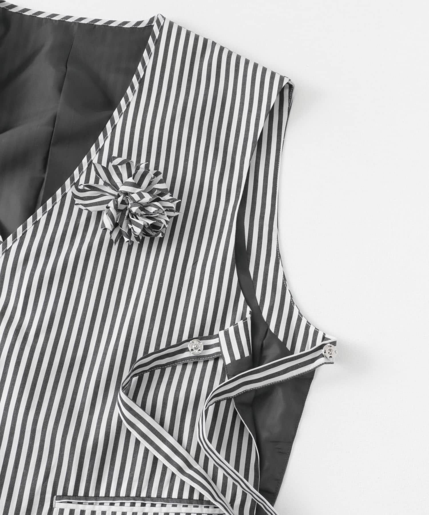 SENSE OF PLACE by URBAN RESEARCH「hxcyyd &times; SOP　ストライプフラワーコサージュシャツベスト(UNISEX)」|ベスト・ジレ|