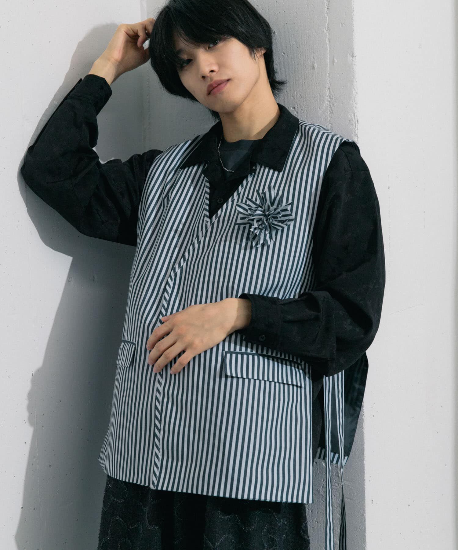 SENSE OF PLACE by URBAN RESEARCH「hxcyyd &times; SOP　ストライプフラワーコサージュシャツベスト(UNISEX)」|ベスト・ジレ|