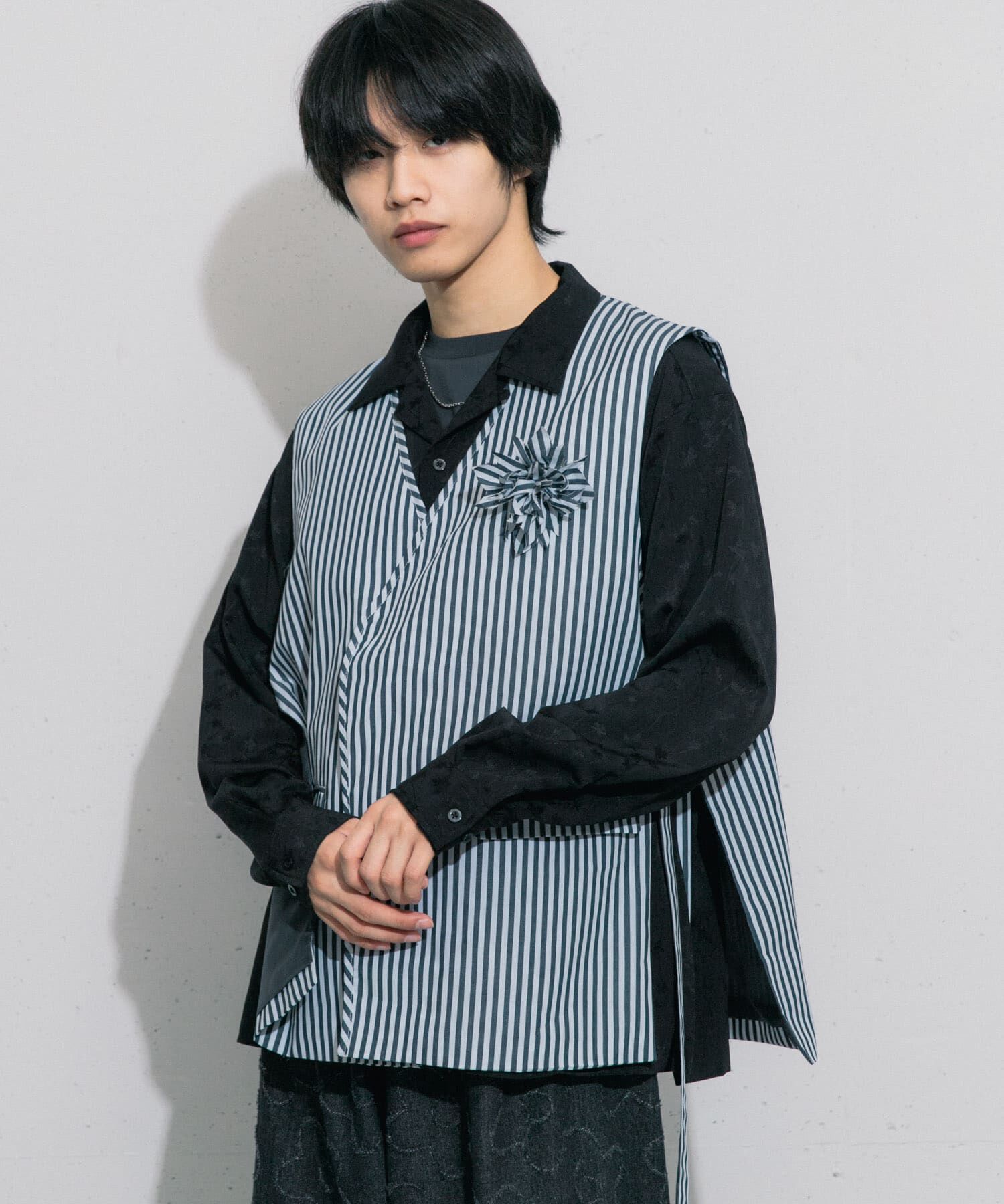 SENSE OF PLACE by URBAN RESEARCH「hxcyyd &times; SOP　ストライプフラワーコサージュシャツベスト(UNISEX)」|ベスト・ジレ|