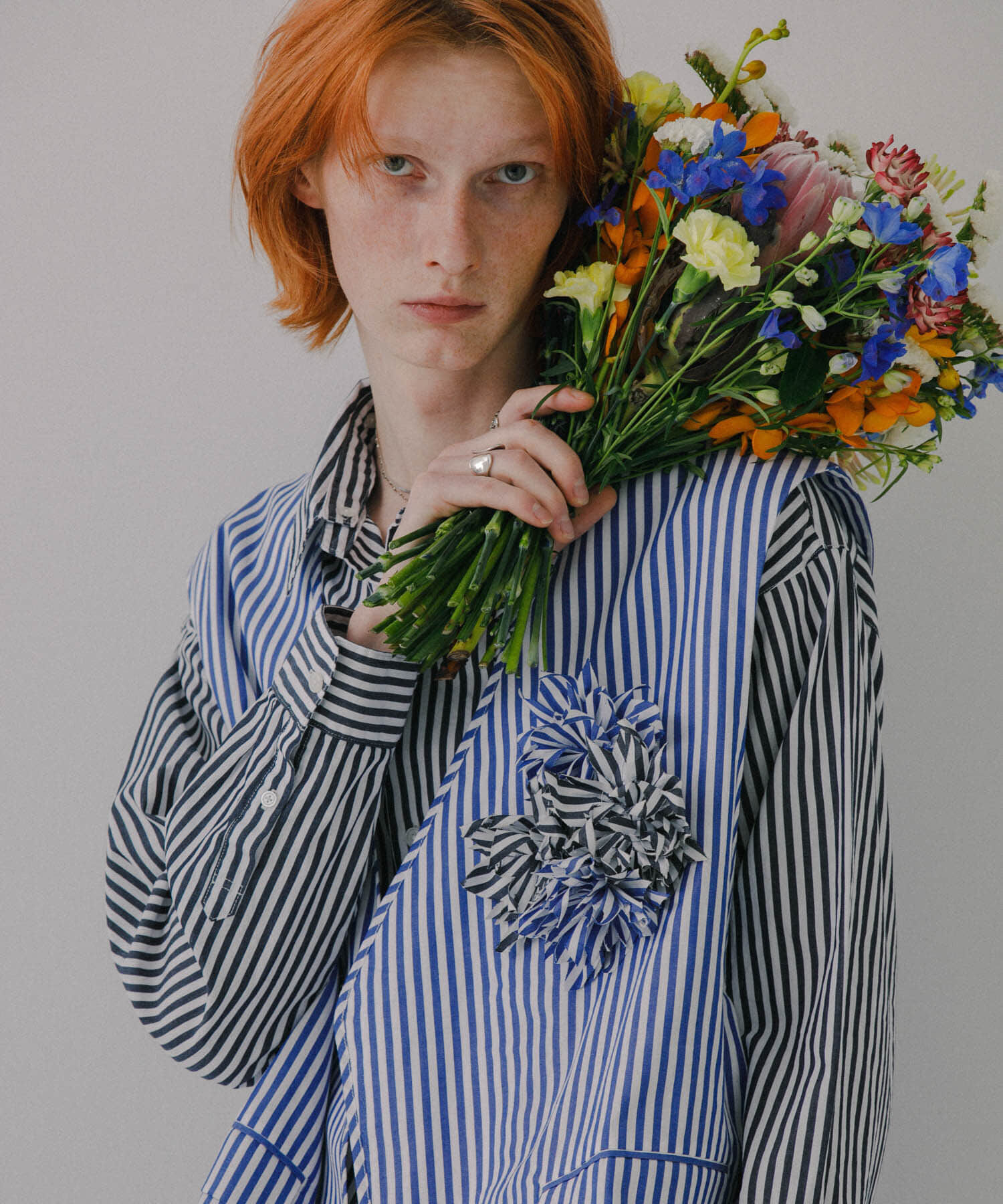 SENSE OF PLACE by URBAN RESEARCH「hxcyyd &times; SOP　ストライプフラワーコサージュシャツベスト(UNISEX)」|ベスト・ジレ|