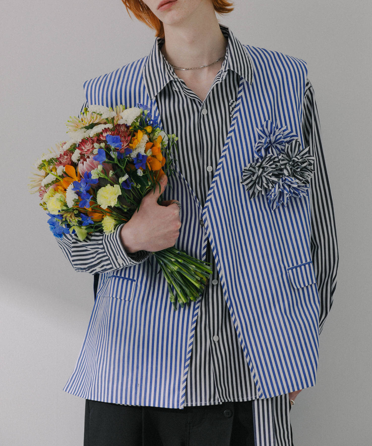 SENSE OF PLACE by URBAN RESEARCH「hxcyyd &times; SOP　ストライプフラワーコサージュシャツベスト(UNISEX)」|ベスト・ジレ|