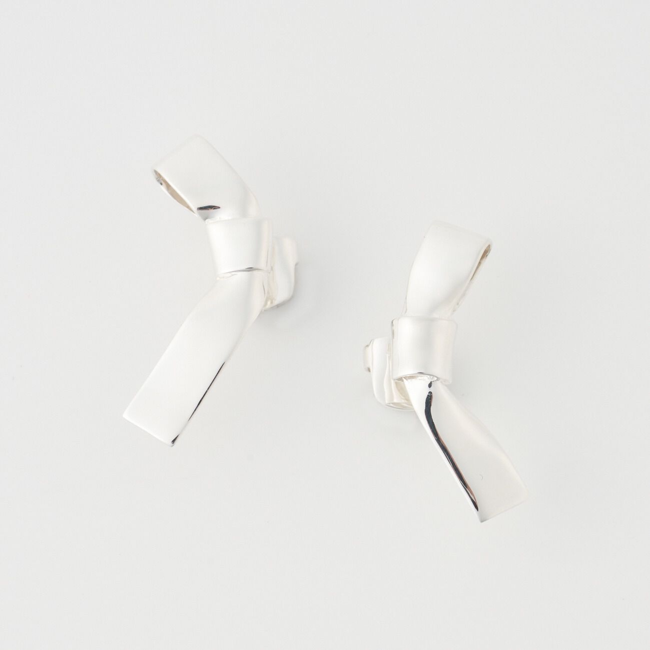  「ANNIKA INEZ RIBBON EARRINGS」|ピアス|シルバー