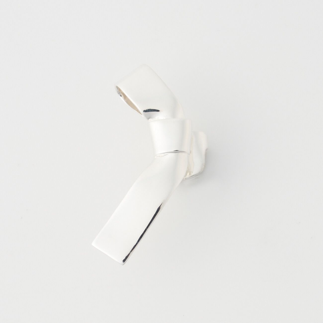  「ANNIKA INEZ RIBBON EARRINGS」|ピアス|