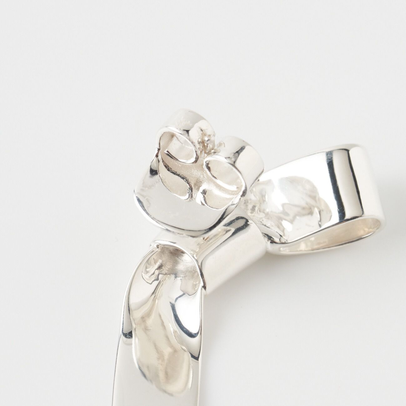  「ANNIKA INEZ RIBBON EARRINGS」|ピアス|