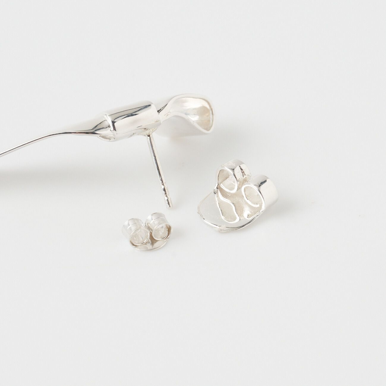  「ANNIKA INEZ RIBBON EARRINGS」|ピアス|