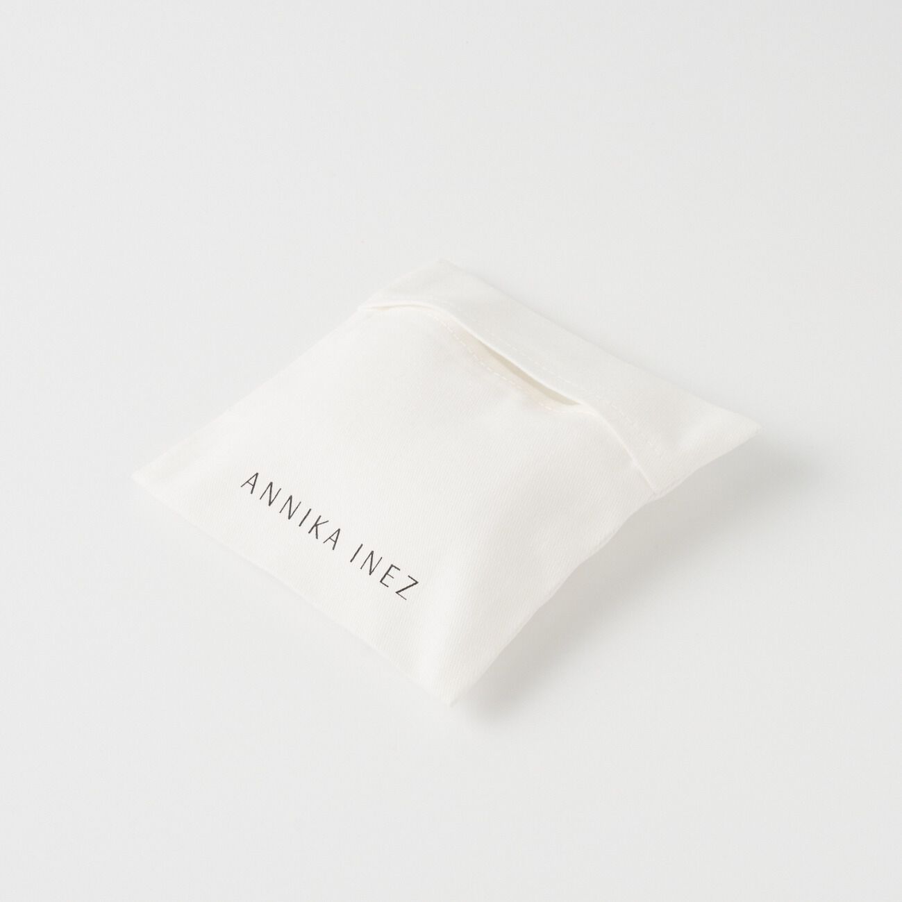  「ANNIKA INEZ RIBBON EARRINGS」|ピアス|