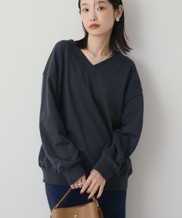 AMERICAN HOLIC「Vネックワンポイントロゴスウェットプルオーバー」|スウェット・ジャージ|Charcoal Gray