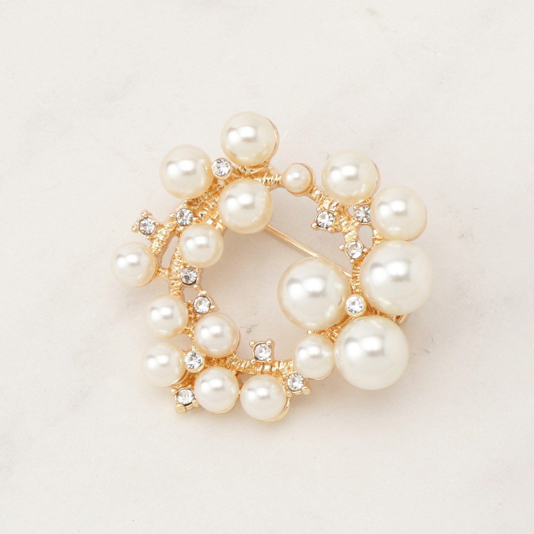 grove「ラウンドパール調ブローチ」|ブローチ・コサージュ|