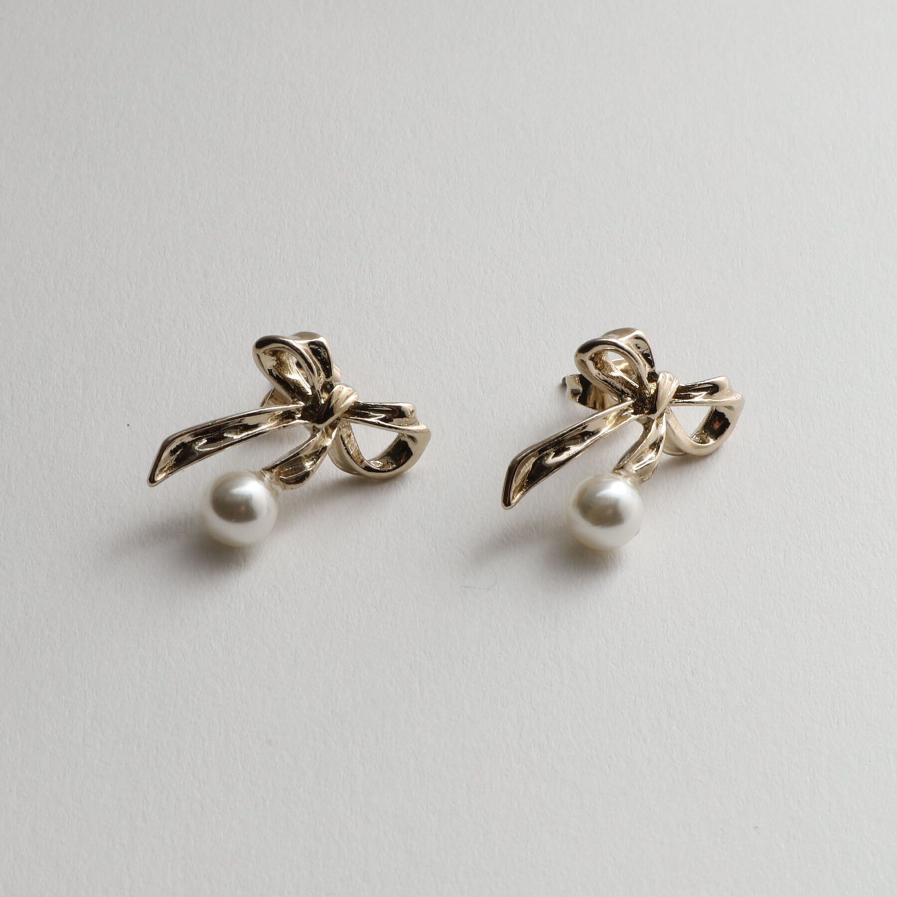 THE SHOP TK「リボンパール調コンビピアス」|ピアス|ゴールド(007)