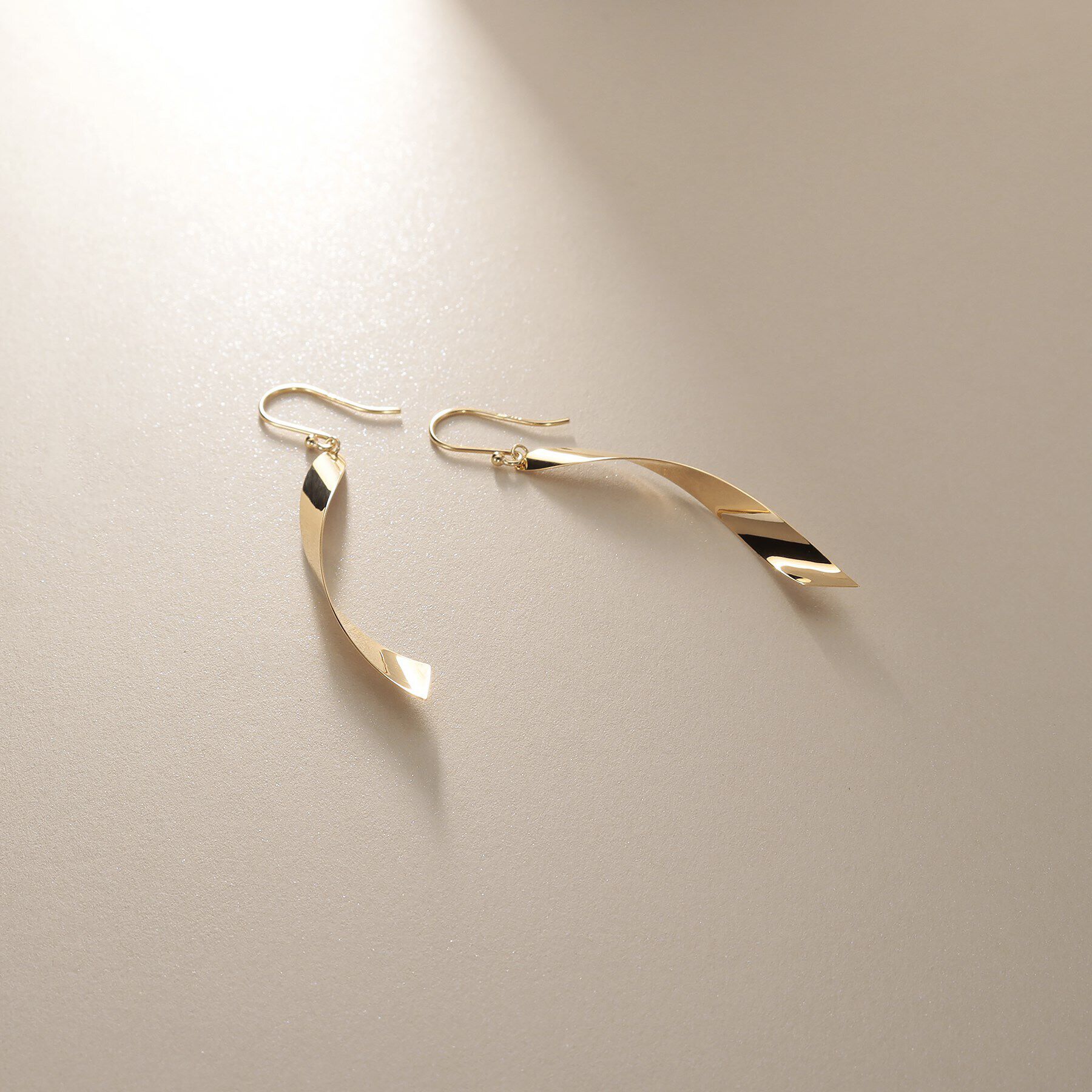 COCOSHNIK「K10平板ひねり フックピアス」|ピアス|