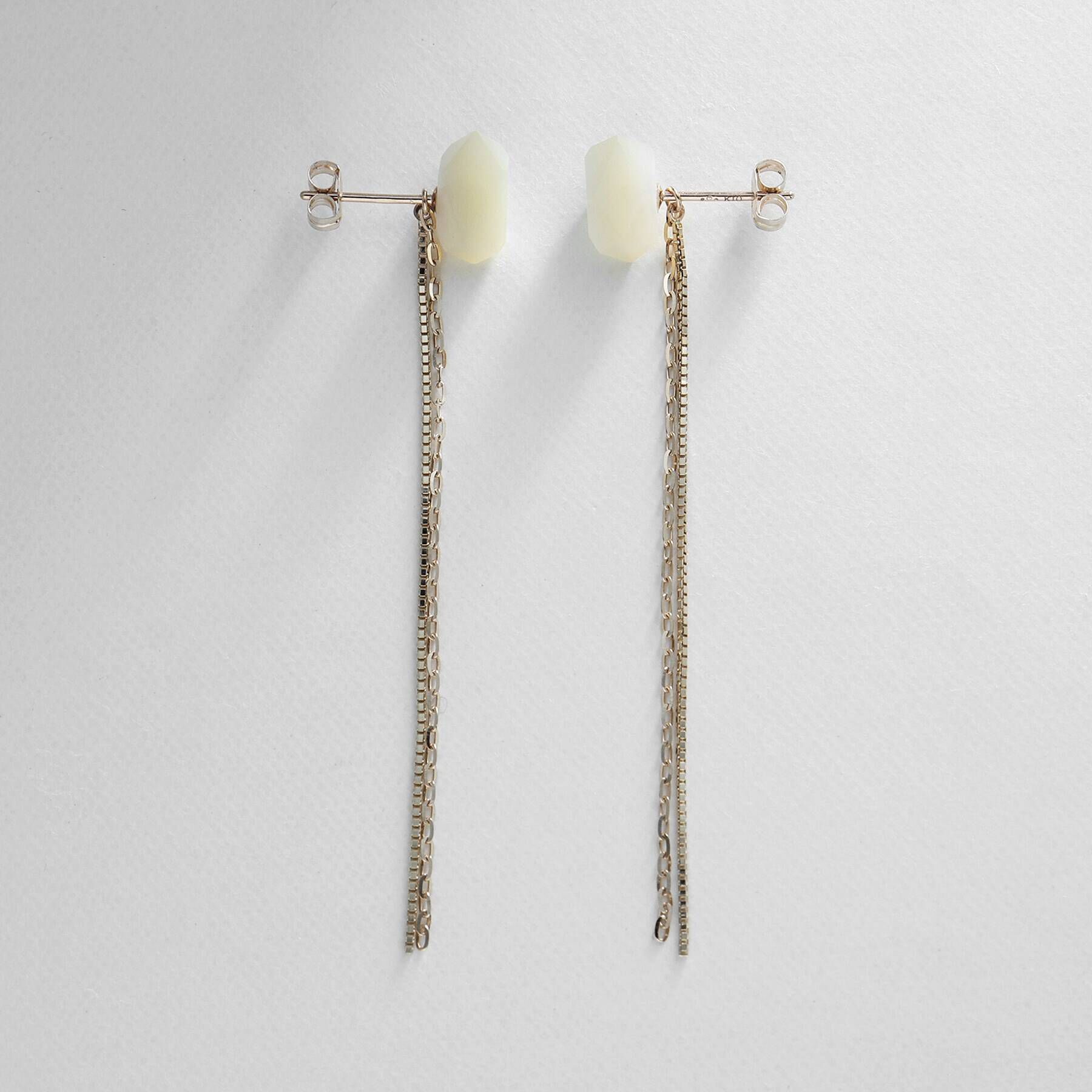 COCOSHNIK「K10カラーストーン（白蝶貝）変形ロック フリンジスタッドピアス」|ピアス|