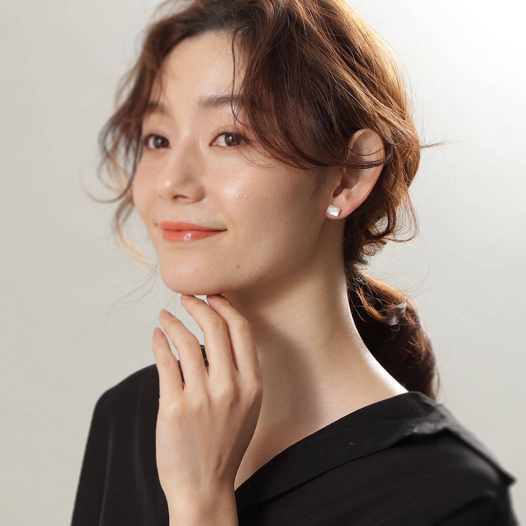 COCOSHNIK「K10カラーストーン（白蝶貝）変形ロック フリンジスタッドピアス」|ピアス|