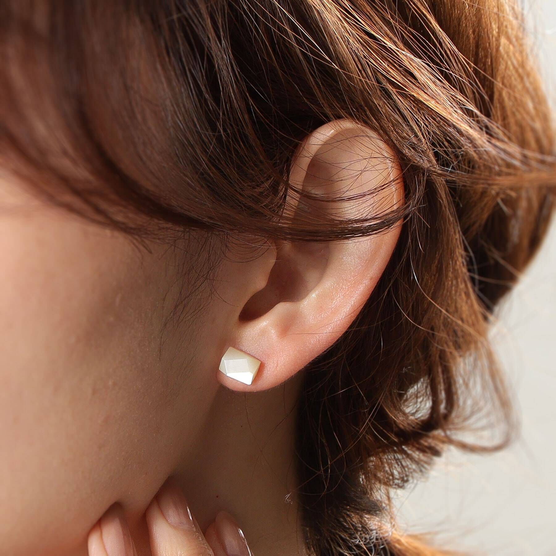 COCOSHNIK「K10カラーストーン（白蝶貝）変形ロック フリンジスタッドピアス」|ピアス|