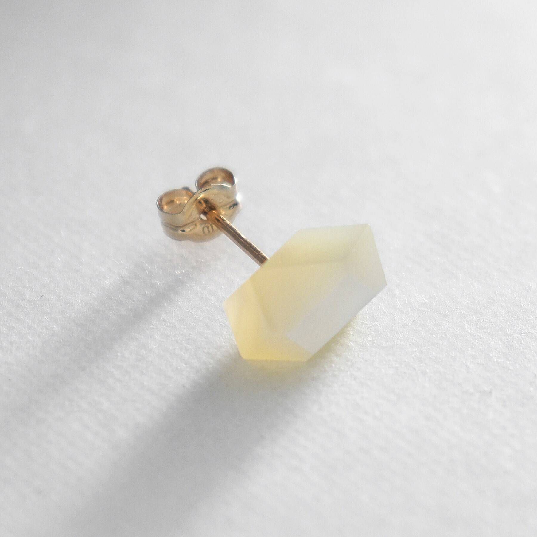 COCOSHNIK「K10カラーストーン（白蝶貝）変形ロック フリンジスタッドピアス」|ピアス|